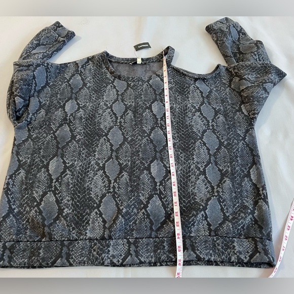 Express One Eleven Cold Shoulder Snake Print Sweatshirt L Women’s Charcoal NWT ! - Picture 4 of 10